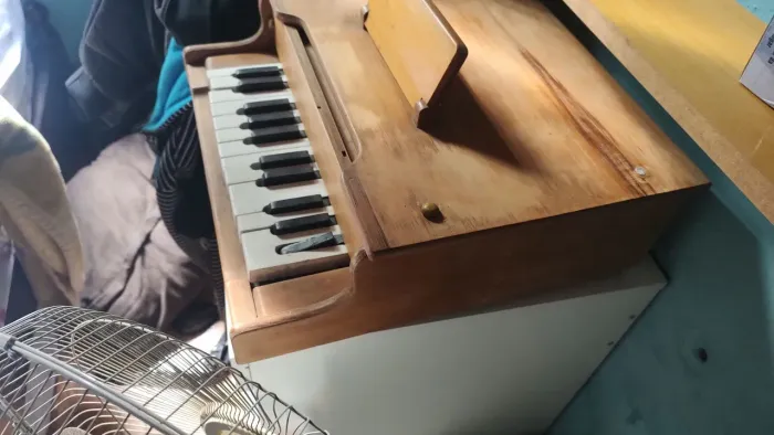 Piano antigo pequeno inteiro de madeira , estrela ,antigo, completo 