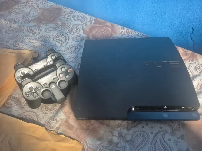 Ps3 Slim (compatível com CFW) + 2 Controles + Stand oficial Sony