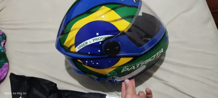 Capacete do Brasil + capa de chuva