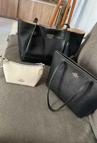 4 bolsas (2 MK e 2 Coach)