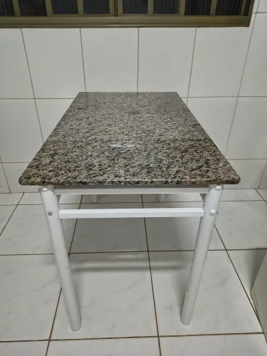 Mesa com tampa de mármore e 4 cadeiras