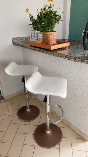 2 banquetas com regulagem de altura - R$ 120