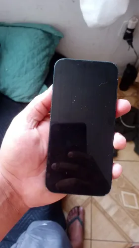 iPhone 13 com a traseira trincada