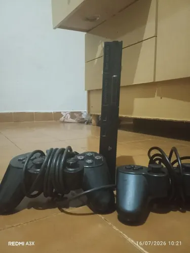 Vem com o dois controles e vem memória card