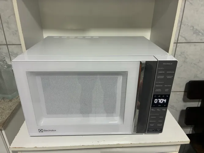 Micro-ondas Electrolux 36L ME36B 127V Branco Seminovo 