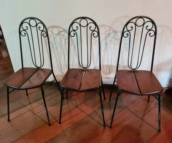 Cadeiras de estilo colonial c/ estr. metalica e assento em madeira maciça 