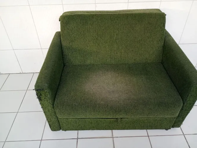 Vende-se sofá cama de 2 lugares.