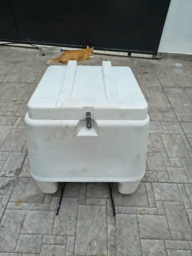 Baú 140L semi novo