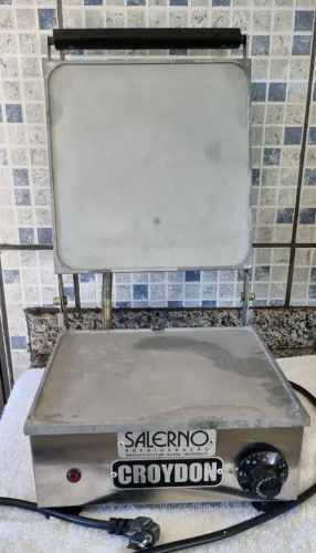 Sanduicheira/Chapa Croydon 1800 watts, perfeito funcionamento. Estudo alguma troca.