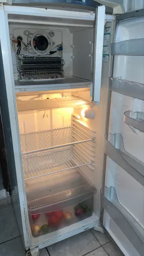 Geladeira não empedra , mas gela 
