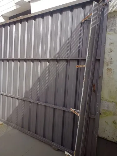 Portão de entrada de garagem medindo 3,50 por 208