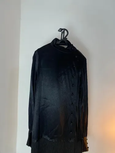 uma blusa preta com franjas de cetim Yves Saint Laurent 1968 coleção. 