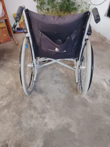 vendo essa cadeira de roda muito bem conservada