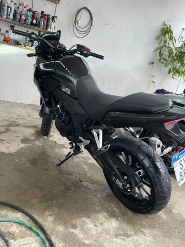 Moto semi nova segundo dono pra venda