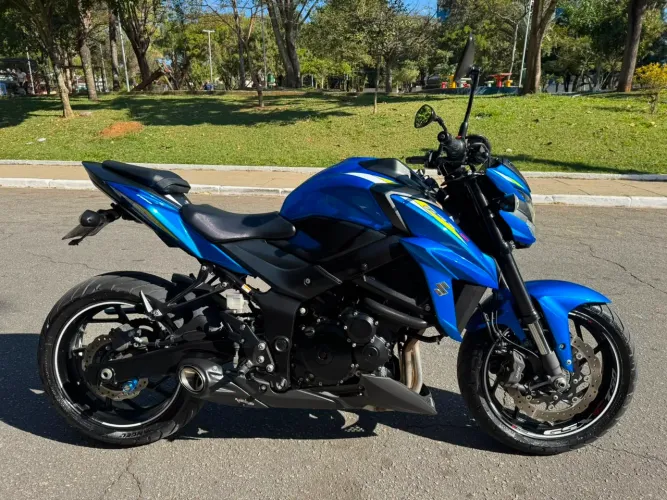 Suzuki GSX 750 linda sem nenhum detalhe