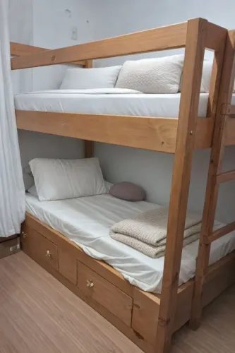 Beliche madeira maciça linda e novinha 