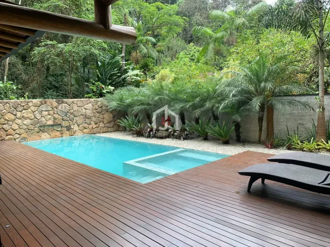 Maravilhosa casa mobiliada com 5 suítes à 250 metros da Praia do Felix em Ubatuba.