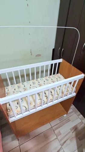 vende-se mini berço/mesinha de escritório, com colchão