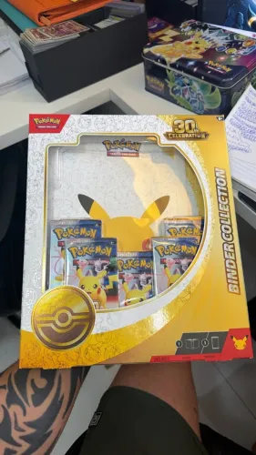 POKÉMON 30 ANOS - BINDER AMERICANO ?