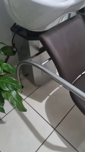 Vendo um salão  completo  com duas cadeiras  um lavatório de Cuba  de louça  um carrinho 