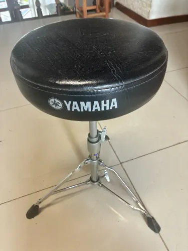 Banco de Bateria Yamaha cromado e couro preto muito novo!