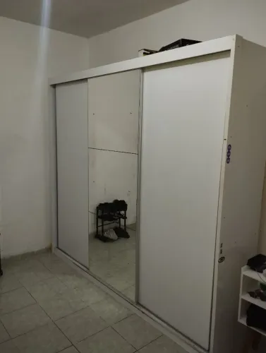 Guarda roupa GRANDE de 3 portas sendo 1 com espelho