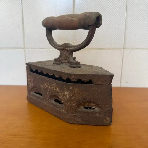 Ferro de passa roupa Antiguidade