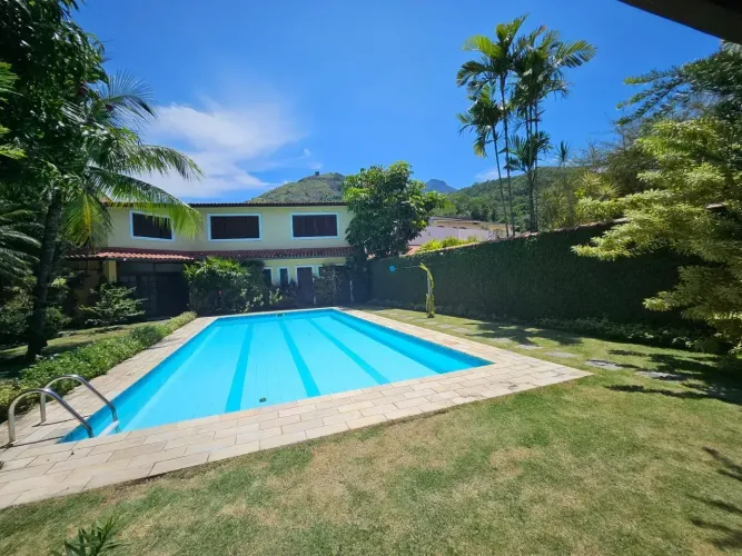 Bosque dos Esquilos. Casa Dúplex com Salão e 6 Quartos, Sendo 3 Suítes. Anil - Rio de Jane