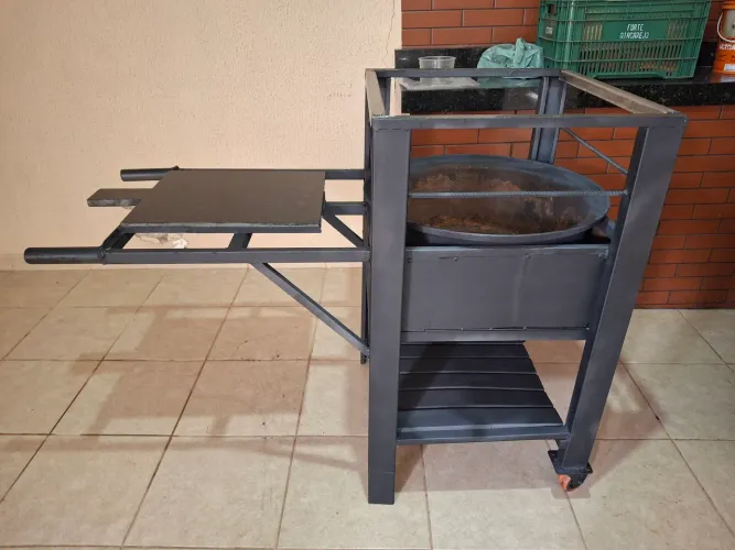 Churrasqueira roda de caminhão com tábua de mármore  e grelha.