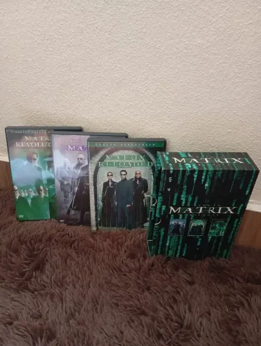 coleção em DVD dos filmes da franquia Matrix,