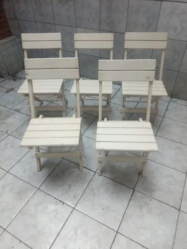 Vendo 5 Cadeiras de madeira maciça.