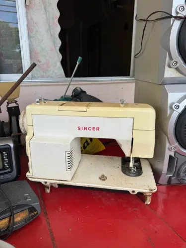 Máquina de costura Singer elétrica