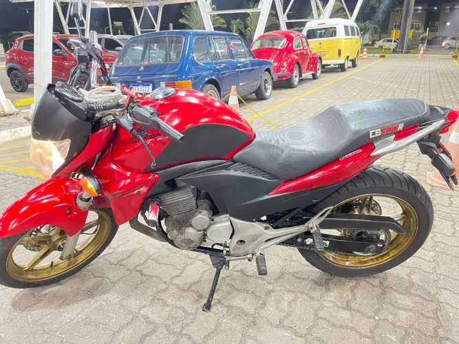 CB300 perfeita, manutenção em dias
