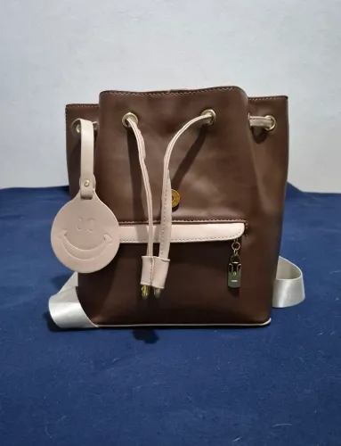 Mochila de costas pequena.