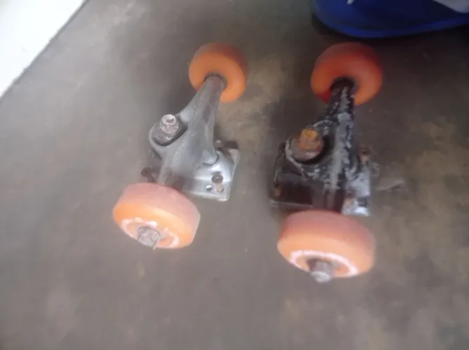 Vende truck de skate em ótima condições de uso