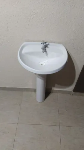 2 Lavatórios/ pia para banheiro usado