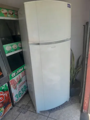 Vende-se uma geladeira