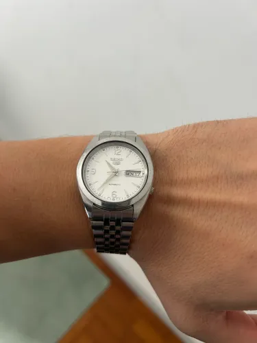 Relógio Seiko 5 com calendário