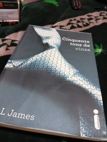 Livro Cinquenta Tons de Cinza - E.L. James (Intrínseca)