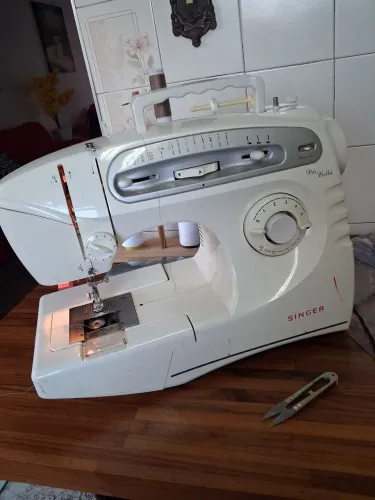 Máquina de Costura Singer Piu Bella