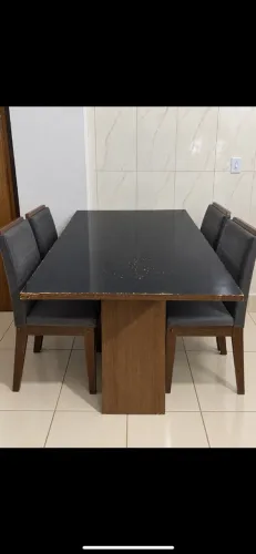 Mesa e cadeiras usadas em bom estado