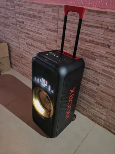 caixa LG 20h bateria,  muito forte. 