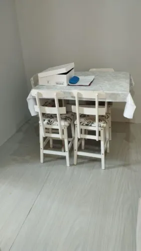 MESA COM 4 CADEIRAS 