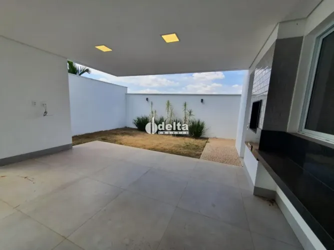 Casa em condomínio com 3 suítes disponível para venda no bairro Laranjeiras em Uberlândia-