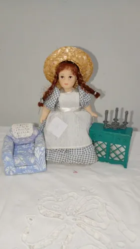 Boneca de porcelana acompanha móveis linda e muito antiga