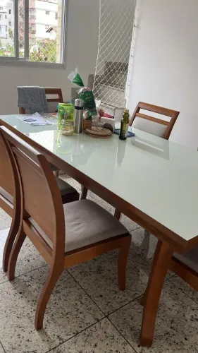 Mesa de jantar retangular em madeira (imbuia mel) com tampo de vidro off-white - 2mx1m