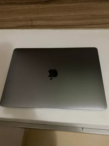 MacBook Air M1 2020 semi novo sem detalhes de uso .