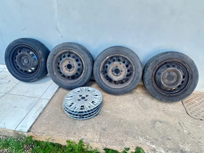 Jogo 4 rodas  Aro 15 com pneus e calotas Ford 