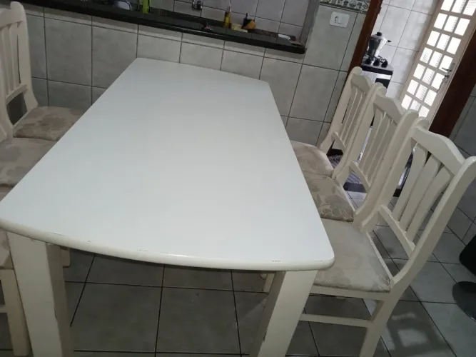 Mesa branca de 6 lugares