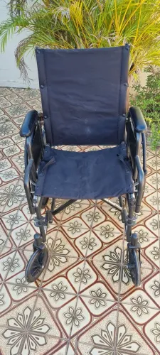 Cadeira de rodas luxo importada extra forteforte e reclinável